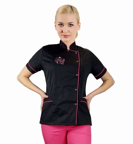 Musta kosmetiikkatakki logolla ja fuksiareunuksella