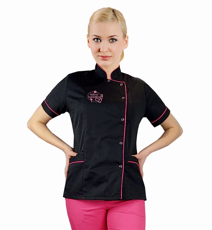 Musta kosmetiikkatakki logolla ja fuksiareunuksella