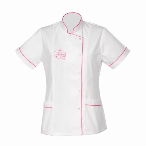 Valkoinen kosmetiikkatakki amarantinvärisellä logon reunuksella