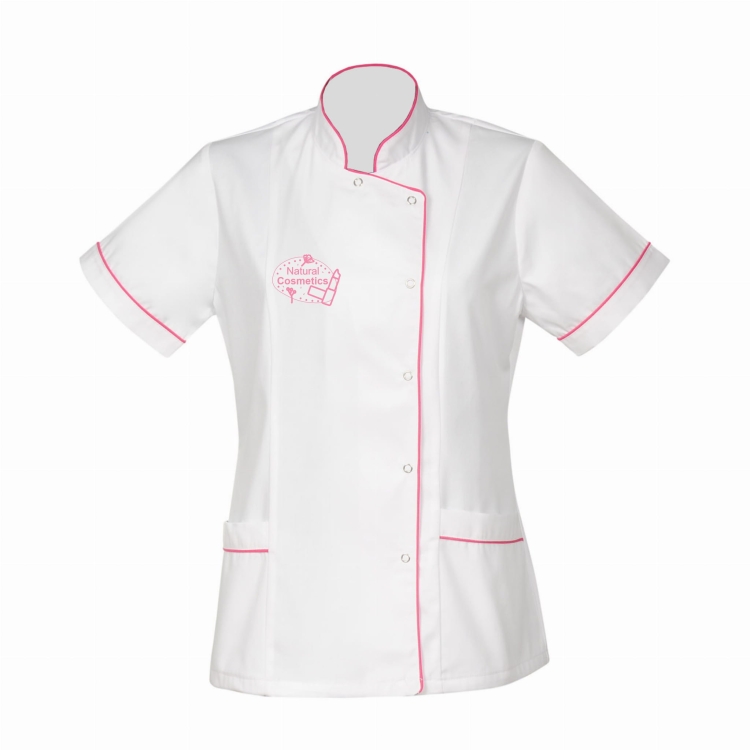 Valkoinen kosmetiikkatakki amarantinvärisellä logon reunuksella