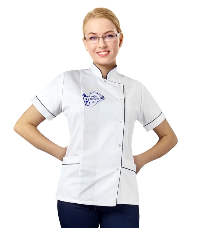 Valkoinen kosmetiikkatakki logolla ja fuksia-reunuksella