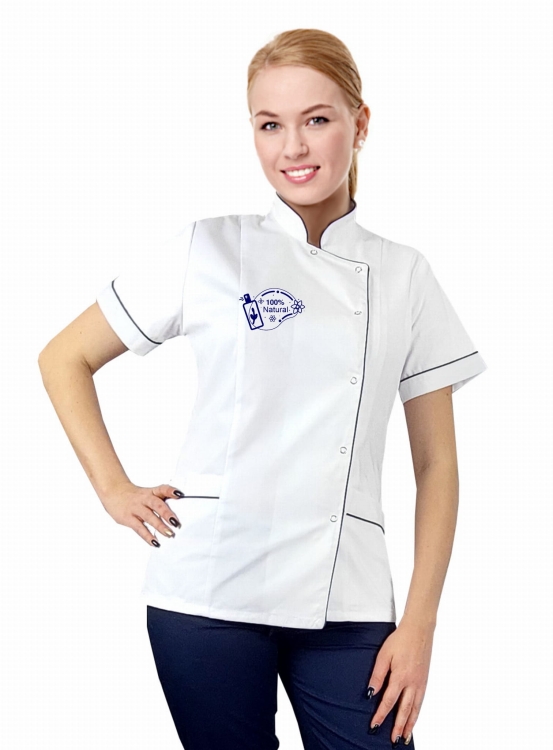 Valkoinen kosmetiikkatakki, jossa on fuksia reunus ja logo.