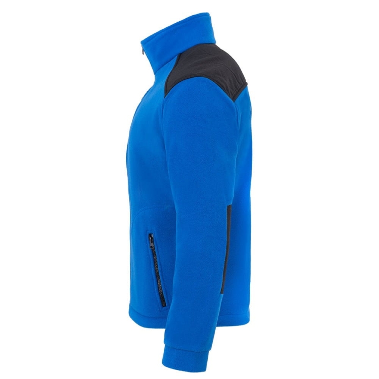 Mustat yksityiskohdat sinisessä fleece-paidassa