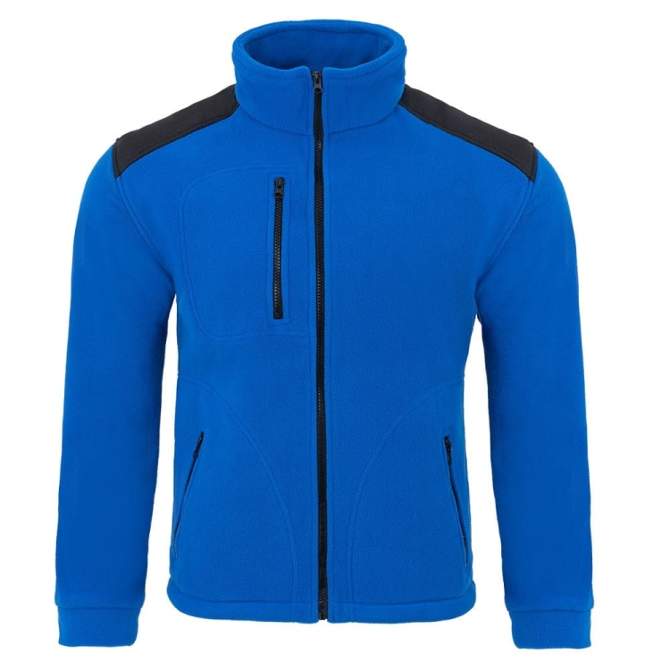 Sininen fleece-takki mustilla yksityiskohdilla