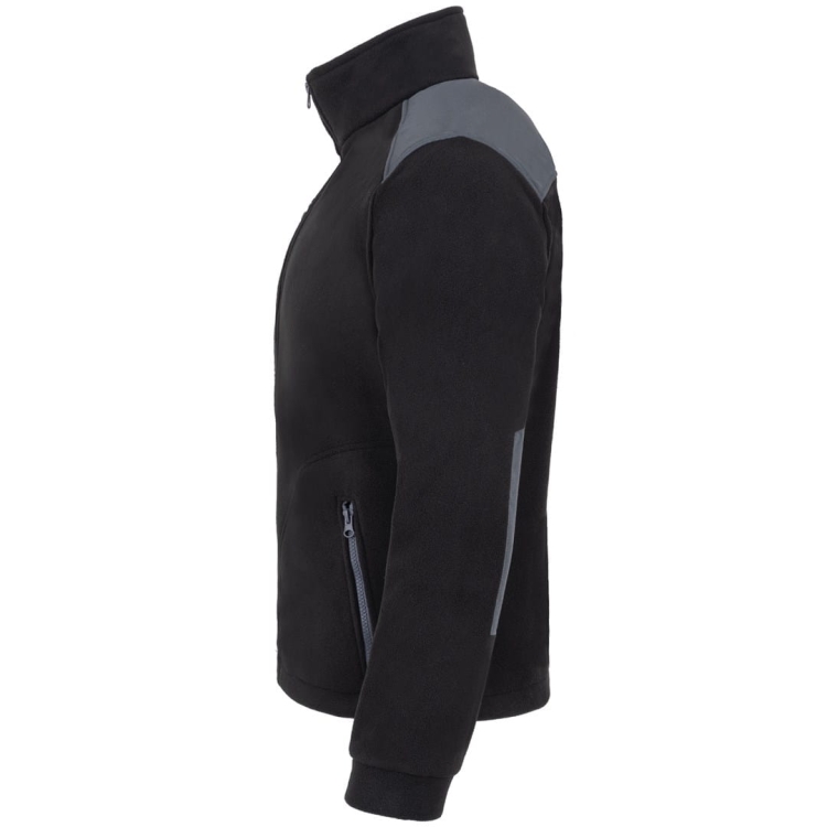 Harmaat yksityiskohdat mustassa fleece-paidassa