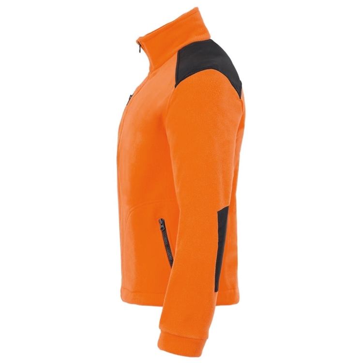 Mustat yksityiskohdat oranssissa fleece-paidassa