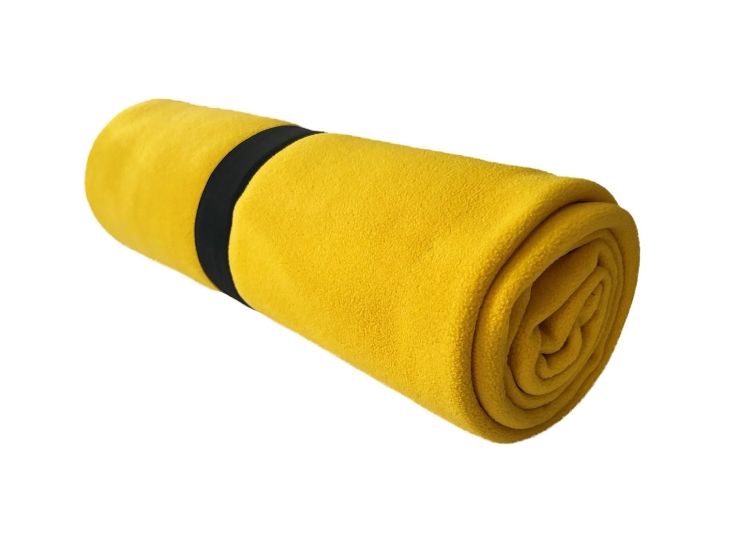 Keltainen fleecepeitto joka tilaisuuteen