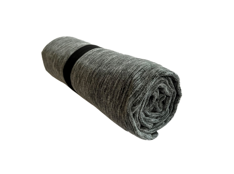 Harmaa fleece-tyyny joka tilaisuuteen