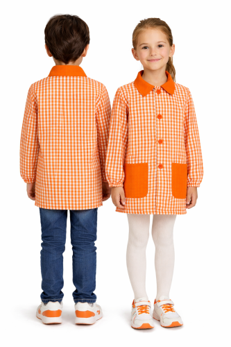 Fartuszek dziecięcy w pomarańczową kratę zapinany na guziki.png
